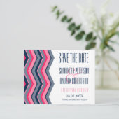 Moderne neon roze marineblauwe chevron slaan de da aankondigingskaart (Staand voorkant)