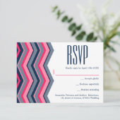 Moderne neonroze marineblauwe chevron bruiloft RSV RSVP Kaartje (Staand voorkant)