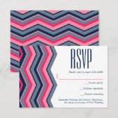 Moderne neonroze marineblauwe chevron bruiloft RSV RSVP Kaartje (Voorkant / Achterkant)