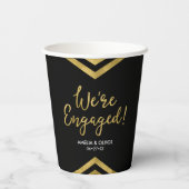 Moderne Nep Gouden Chevron We're Engaged Verloving Papieren Bekers (Achterkant)