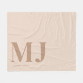 Moderne neutrale beige op maat gemaakte monogram fleece deken (Voorkant (Horizontaal))