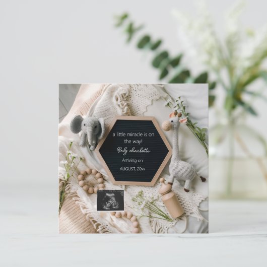 Moderne Neutrale Boho zwangerschapsaankondiging Kaart (Staand voorkant)