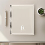 Moderne Neutrale Cream Beige Familienaam Planner<br><div class="desc">Op maat ontworpen planner notitieboek met klassieke moderne familienaam monogram ontwerp op neutrale aardse kleur achtergrond.</div>