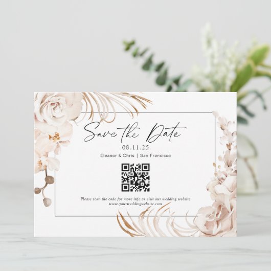 Moderne neutrale kleurflorale QR-code met de datum Save The Date (Staand voorkant)