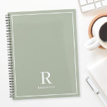 Moderne Neutrale Sage Familienaam Planner<br><div class="desc">Op maat ontworpen planner notitieboek met klassieke moderne familienaam monogram ontwerp op neutrale aardse kleur achtergrond.</div>