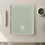 Moderne Neutrale Sage Familienaam Planner<br><div class="desc">Op maat ontworpen planner notitieboek met klassieke moderne familienaam monogram ontwerp op neutrale aardse kleur achtergrond.</div>