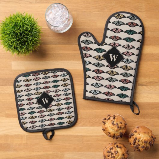 Moderne Neutrale Vlinders Tuin Patroon Monogram Ovenwant & Pannenlap Set (Top down)