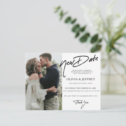 Moderne Nieuwe Datum Fotobruiloft Aankondigingskaart (Staand voorkant)