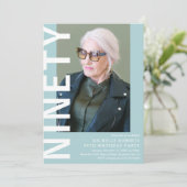 Moderne NINETY Foto 90th Birthday Party Invitation Kaart (Staand voorkant)