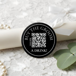 Moderne Noir Trakteer de Bruidegom een drankje QR  Ronde Button 5,7 Cm