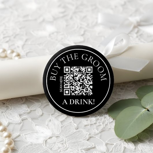 Moderne Noir Trakteer de Bruidegom een drankje QR Ronde Button 5,7 Cm