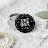 Moderne Noir Trakteer de Bruidegom een drankje QR Ronde Button 5,7 Cm