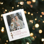 Moderne Notenkraker Vrolijk Kerstfeest Familie Fot Kaart<br><div class="desc">Vier het vakantieseizoen met de Modern Notenkraker Vrolijk Kerstfeest Fototypografie Kaart! Deze prachtige kaart is voorzien van een prachtige waterverf notenkraker geplaatst tegen een achtergrond van feestelijke typografie in een rijke bordeauxrode tint. Personaliseer uw familiefoto en familienaam om uw kaart echt uniek te maken. Bij het openen van de kaart...</div>