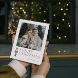 Moderne Notenkraker Vrolijke Kerstmis Foto Typogra Feestdagenkaart<br><div class="desc">Het is weer die tijd van het jaar - Kersttijd! Zoek niet verder dan deze moderne en trendy kerstkaart om de vreugde en boodschap van liefde van je familie te delen. De feestelijke typografie in de Bourgogne valt op de kaart en wordt geaccentueerd door een waterverf notenkraker, waardoor je favoriete...</div>