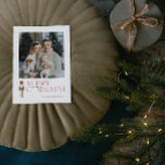 Moderne Notenkraker Vrolijke Kerstmis Foto Typogra Feestdagenkaart<br><div class="desc">U zult zeker de feestvreugde verspreiden met de Modern Nutcracker Merry Christmas Photo Typography Holiday Briefkaart! Dit briefkaart is perfect voor het sturen naar geliefden om hen een vrolijk vakantieseizoen te wensen. De feestelijke typografie in de Bourgogne valt op de kaart en wordt geaccentueerd door een waterverf notenkraker, waardoor dit...</div>