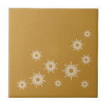 Moderne Ochre Gold Starburst-design uit de middele Tegeltje<br><div class="desc">Het moderne,  geïnspireerde ontwerp uit de midden-eeuw met  retro starbursts in een organisch ontwerp op een gouden achtergrond. Eenvoudig,  schoon modern design.</div>