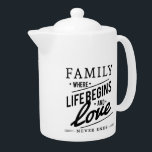 Moderne offerte voor familie en liefde theepot<br><div class="desc">Familie en liefde citeren in moderne typografie.</div>
