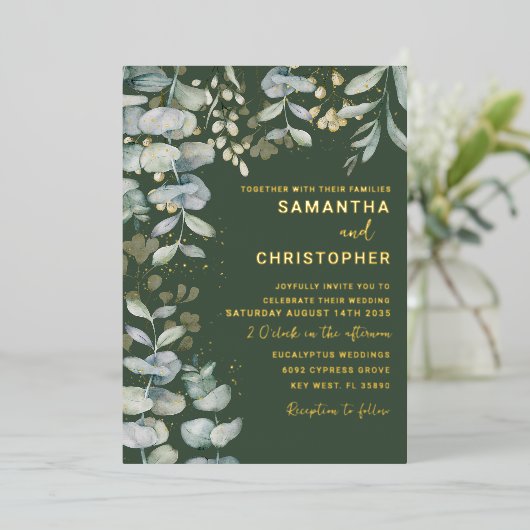 Moderne oliage met eucalyptus Gold en groen huweli Folie Uitnodiging (Staand Voorkant)