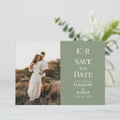 Moderne olijf monogram foto save the date kaart (Staand voorkant)