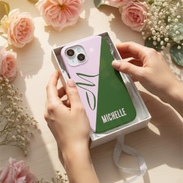 Moderne olijfgroene en zachtroze tweekleurige mono iPhone 15 case