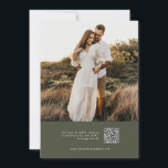 Moderne olijfgroene foto-huwelijksuitnodiging kaart<br><div class="desc">Ontworpen om te coördineren met de «Modern Classic»-huwelijksuitnodigingenverzameling. Om details te wijzigen,  klik op «Personaliseer». Bekijk de verzamelingslink op deze pagina om alle overeenkomende items in dit mooie ontwerp te zien of bekijk de verzameling hier: https://bit.ly/3H2bCfh</div>