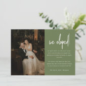 Moderne Olijfgroene Foto Huwelijksuitrusting Aankondiging (Staand voorkant)