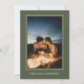 Moderne Olijfgroene Kalligrafie Fotobruiloft Kaart (Achterkant)