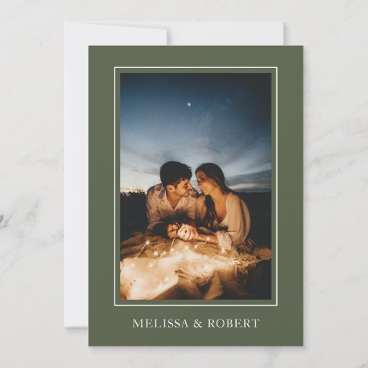 Moderne Olijfgroene Kalligrafie Fotobruiloft Kaart (Achterkant)