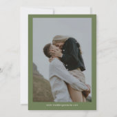 Moderne olijfgroene trouwfoto save the date (Achterkant)