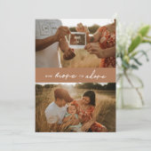 Moderne 'One More to Adore' zwangerschapsfoto Aankondiging (Staand voorkant)