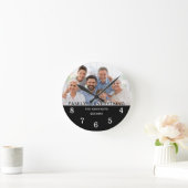 Moderne One Photo familienaam Quote zwart en wit Ronde Klok (Huis)
