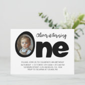 Moderne ONE Zwart-Wit Verjaardagsfoto Uitnodigen Bedankkaart (Staand voorkant)