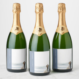 Moderne op maat gemaakte bruiloftsfoto met bruisen sparkling wijnetiket