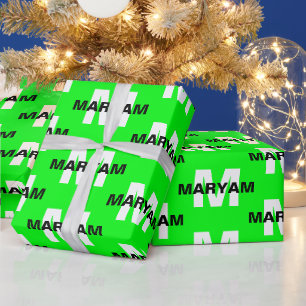 Moderne op maat gemaakte monogram naam heldergroen cadeaupapier