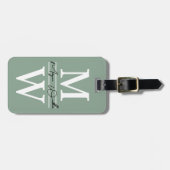 Moderne op maat gemaakte saliegroene monogramnaam bagagelabel (Voorkant horizontaal)