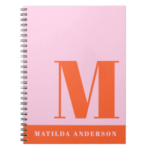 Moderne, opvallende roze oranje Monogram op maat Notitieboek
