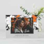Moderne oranje bloementrouwfoto bewaart de datum kaart (Staand voorkant)