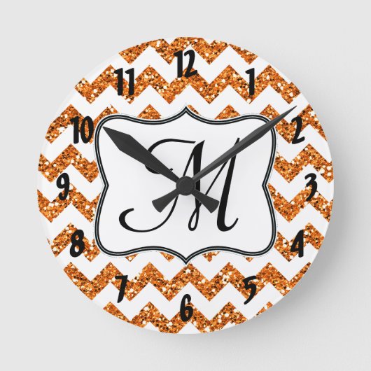 Moderne Oranje Chevron Monogram Initialen wandklok (Voorkant)