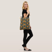 Moderne oranje en turquoise bloemendesign tote bag (Op model)