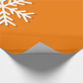 Moderne oranje en witte sneeuwvlokken voor kerstmi cadeaupapier (Hoek)