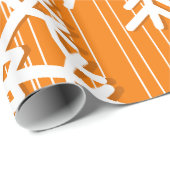 Moderne oranje en witte sneeuwvlokken voor kerstmi cadeaupapier (Rol Hoek)