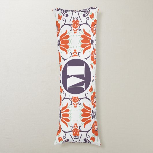 Moderne Oranje monogram en Paarse  bloemen Lichaamskussen (Voorkant Verticaal)