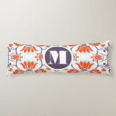 Moderne Oranje monogram en Paarse  bloemen Lichaamskussen (Voorkant)