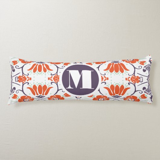 Moderne Oranje monogram en Paarse  bloemen Lichaamskussen (Voorkant)