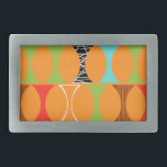 Moderne Oranje patroonriemgesp uit het midden van  Gesp<br><div class="desc">Klop, klop. Wie is daar? Midden-eeuws modern Sinaasappels patroonriemgesp! Met zo'n retro ontwerp heb je geen slagzin nodig. Dit perfect mod patroon heeft een levendige oranje achtergrond en rijtjes van een schattige kitscherige vorm in groen, rood, turquoise, zwart & wit en houtnerf. De vorm heeft waarschijnlijk een naam, maar voor...</div>