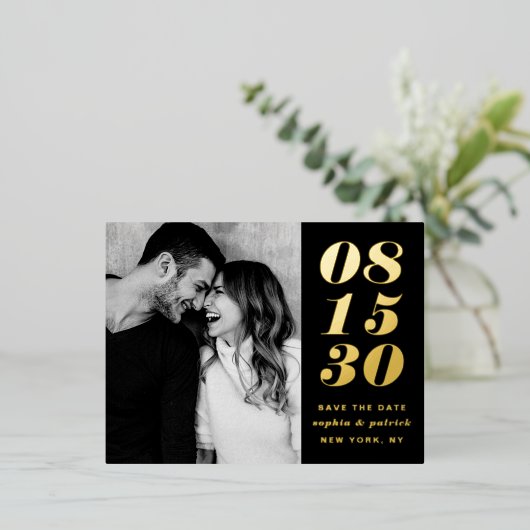 Moderne oude datum Typografie Black Opslaan datum Folie Uitnodiging Briefkaart (Staand Voorkant)