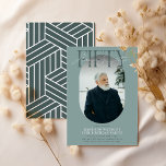 Moderne ovale foto & handtekening 50e verjaardag kaart<br><div class="desc">Moderne stijlvolle 50e verjaardag uitnodiging. Design beschikt over een ovale foto van het verjaardagsmeisje/jongetje, het elegante opschrift 'FIFTY' met de persoonsnaam in handschrift over de bovenkant en een eenvoudige sjabloon van het verjaardagsfeestje die gemakkelijk aan te passen is met uw eigen gegevens. De kleuren kunnen ook aangepast worden aan uw...</div>