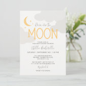 Moderne Over The Moon Baby Shower Kaart (Staand voorkant)