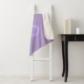 Moderne Overlappende Monogram Beginletters | Paars Sherpa Deken (In situ)