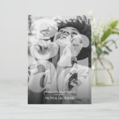 Moderne Overlay Lettering GRAD Foto Afstudeercerem Aankondiging (Staand voorkant)